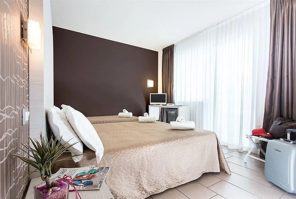 צ'סנטיקו Color Mokambo Shore Family Hotel 3*,  איטליה
