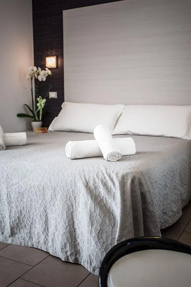 ***  צ'סנטיקו Color Mokambo Shore Family Hotel איטליה